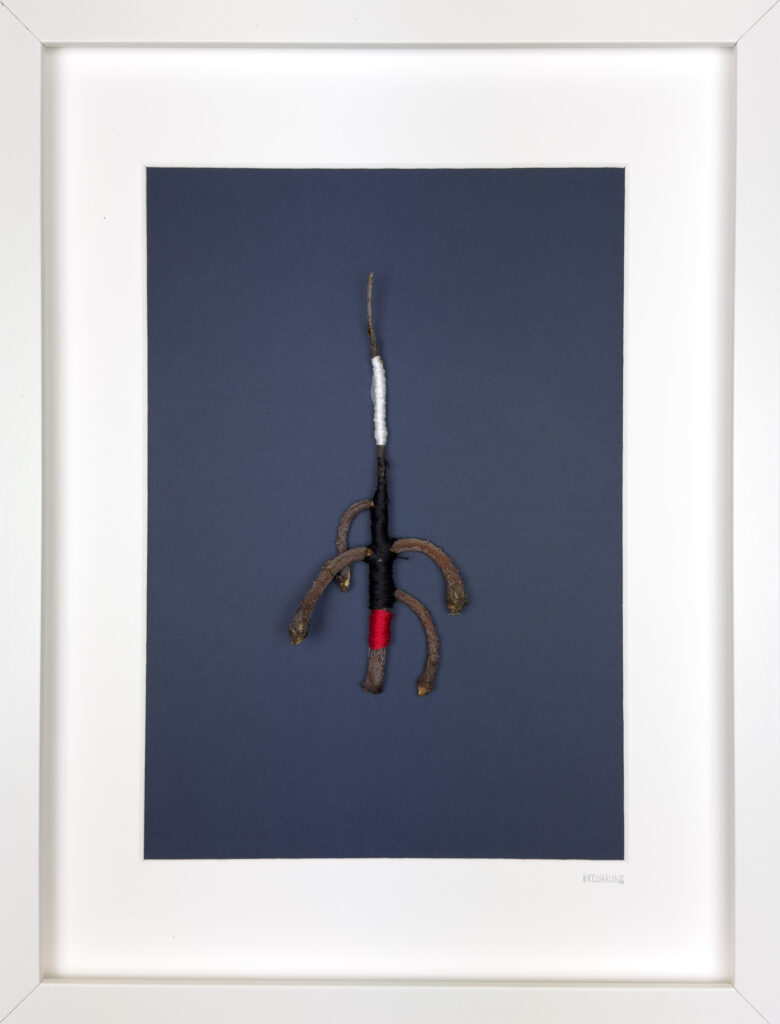 Verwandlung – Ein gefundener Ast – gewachsen, nicht gestaltet – wird zum Träger einer bewussten Intervention.